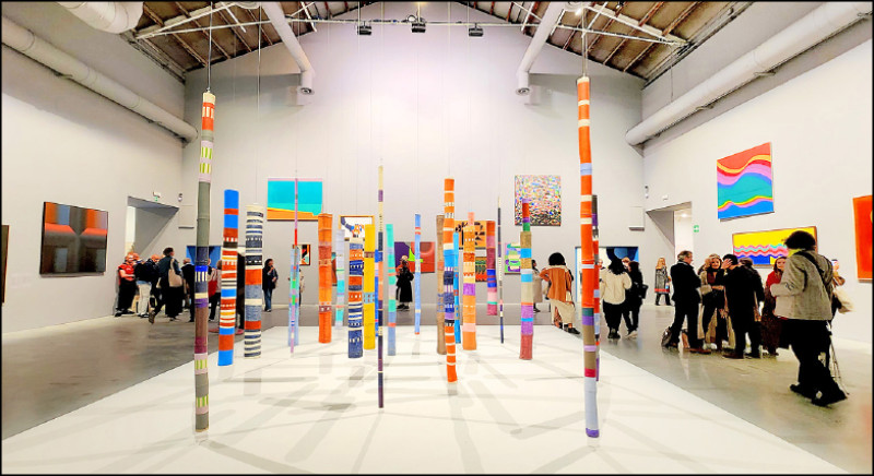 伊歐內．薩達尼亞（Ione Saldanha）的竹裝置〈Bambus〉。