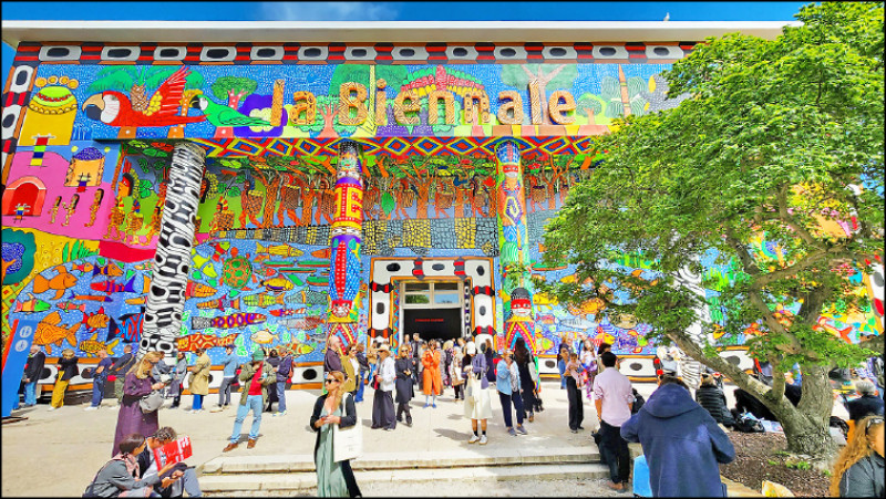 綠園城堡中央館今年外牆的大型壁畫〈鱷魚橋〉（kapewë pukeni）神話，由來自巴西亞馬遜雨林原住民部落「Huni Kuin」的藝術家團體MAHKU繪製。