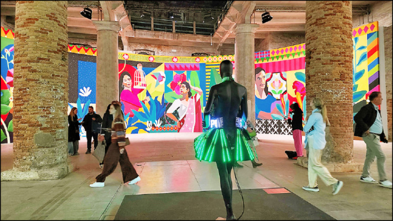 阿拉瓦尼藝術計畫（Aravani Art Project）在軍火庫牆面上這幅名為〈水鋁石〉的壁畫。而前方面對著壁畫站立的，是藝術家「Puppies Puppies」的青銅雕塑〈跨性別女性〉。