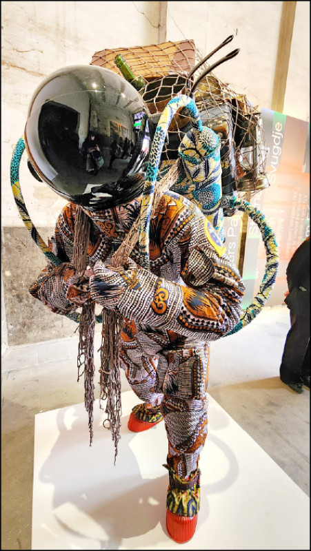 奈及利亞裔英國籍藝術家印卡．修尼巴爾（Yinka Shonibare）的雕塑〈難民太空人Ⅷ〉（Refugee Astronaut Ⅷ）。