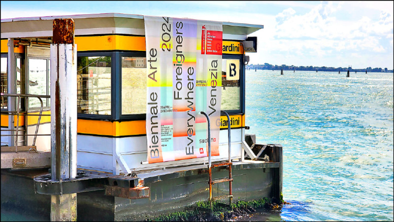 水上巴士碼頭的雙年展布旗。