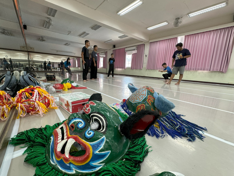 北港百年武館德義堂第5代傳人吳登興親授民俗技藝龍鳳獅。（中華舞蹈學會提供）