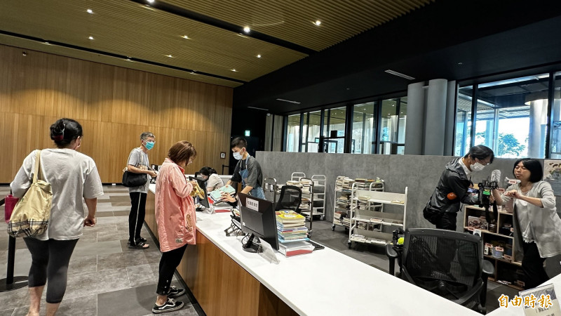 台南市立圖書館永康新總館推出借書集點換旅行小物活動，每次只要借閱10本書就能集１點。（記者劉婉君攝）