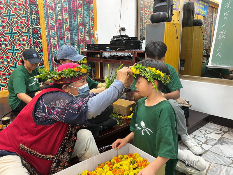 學子到口社部落與VUVU們製作花環，（原文發中心提供）