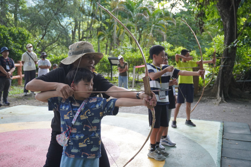 學子到塔瑪麓灣區接觸射箭。（原文發中心提供）