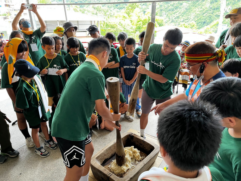 學子到口社部落學習製作傳統美食麻糬。（原文發中心提供）
