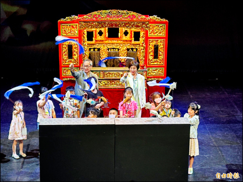 台北木偶劇團演出《燈猴》片段，邀請文化部長李遠（後排左）與唐美雲歌仔戲團長唐美雲（後排右）一起與小朋友們化身海浪及魚。（記者董柏廷攝）