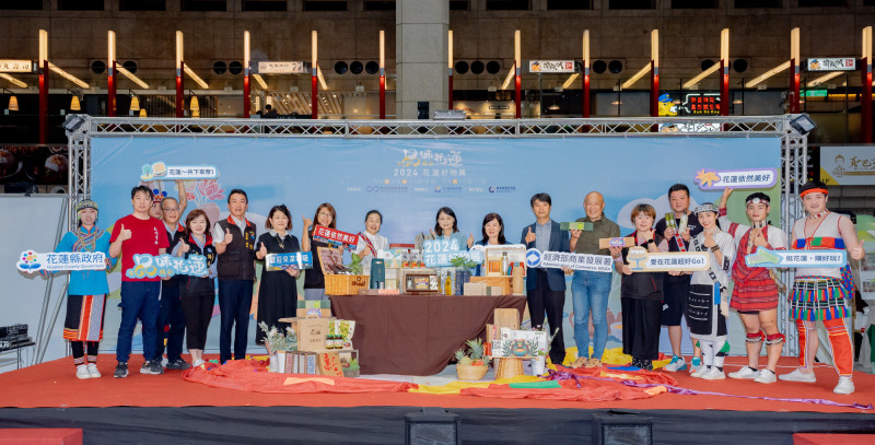 商業發展署署長蘇文玲（右9）歡迎民眾前來花蓮好物展，近距離體驗花蓮的美好與精采。（經濟部商業發展署提供）