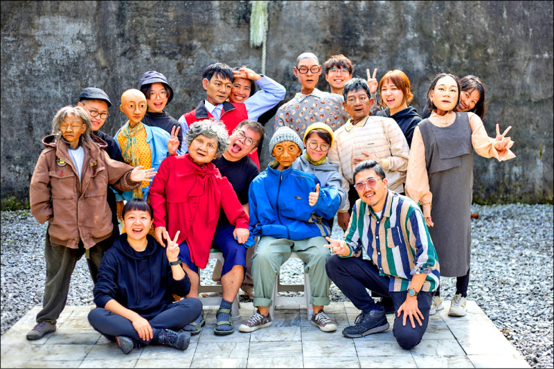 半身偶課程學員與講師合影。（利澤國際偶戲藝術村提供）