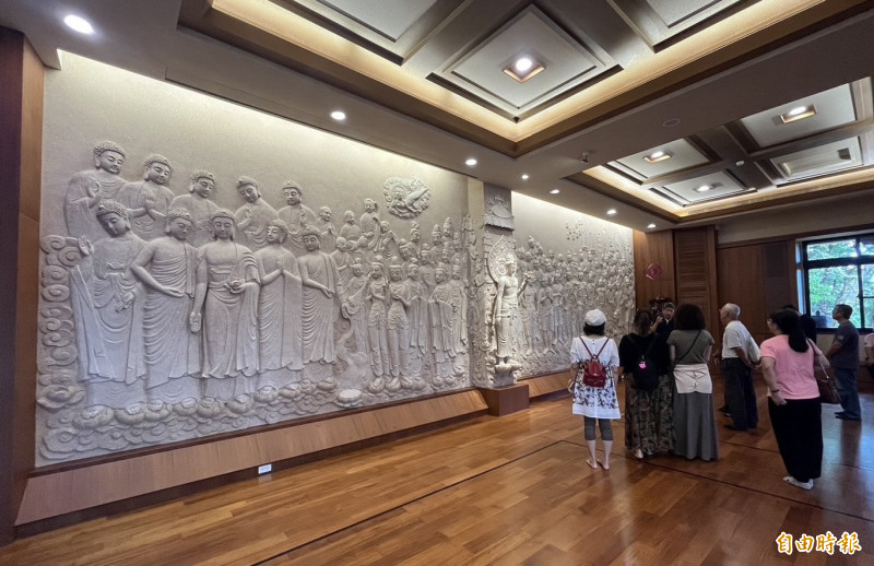 莊鎮銘在佛寺的佛像創作，常是參訪重點。（記者洪臣宏攝）