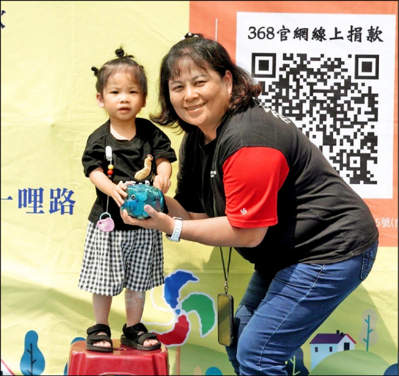 紀家小孫女捐出撲滿，希望紙風車可以快點再來演出。（紙風車提供）