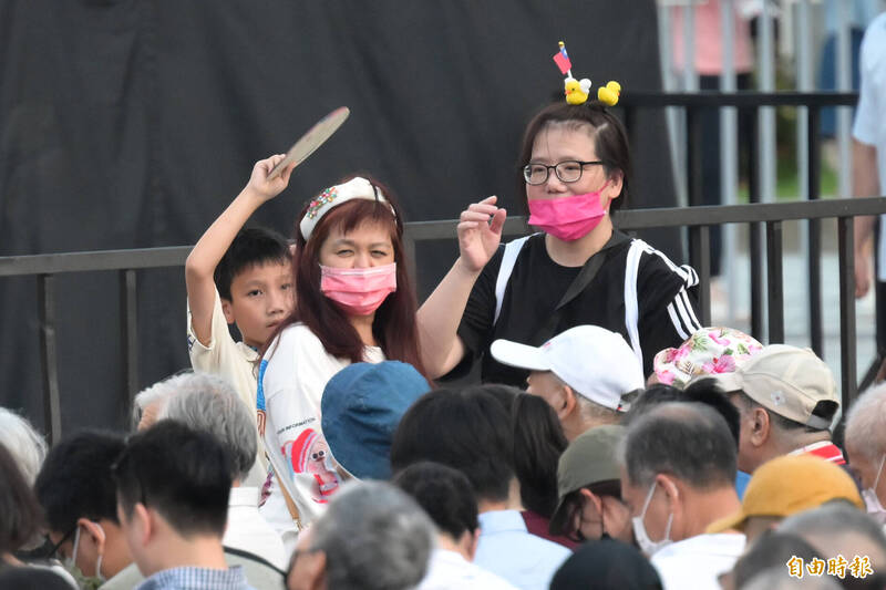 民眾不畏盛夏炎熱，全家大小到場觀賞。（記者胡舜翔攝）
