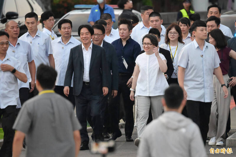 總統賴清德與副總統蕭美琴比預定時間提早到場，露出開心的笑容。（記者胡舜翔攝）