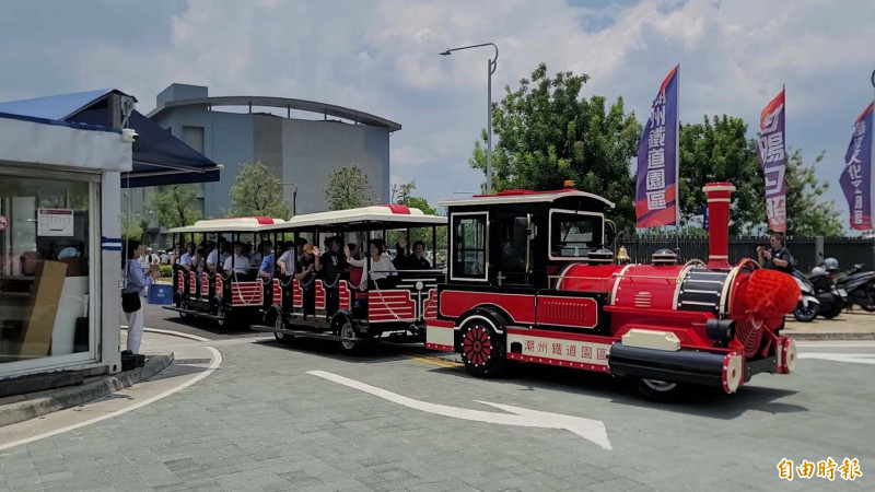 潮州鐵道園區的小火車帶你遊園區。（記者葉永騫攝）
