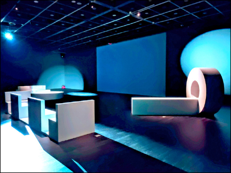 女性自我代表團＋廖建忠作品〈日常學 電影院〉。