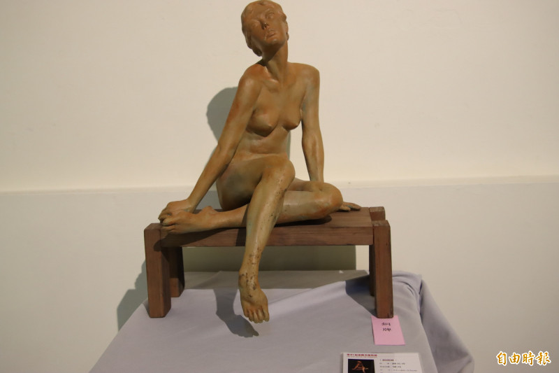 臺陽美術特展銅牌獎鍾長青的作品「望月」。（記者林宜樟攝）