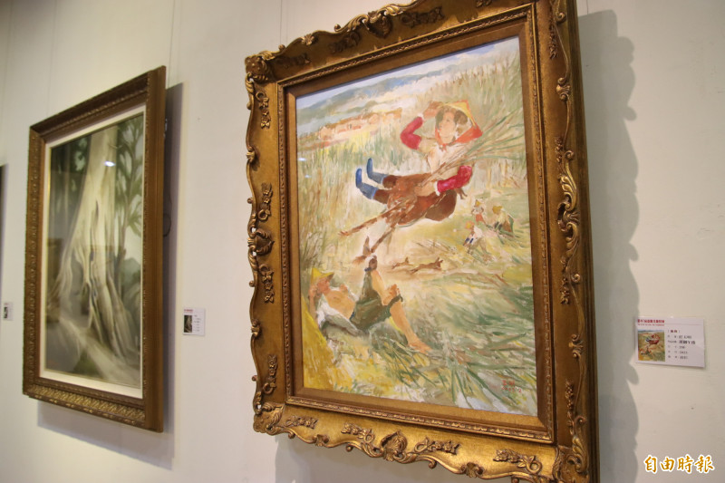 梅嶺美術館展出的作品，呈現鄉村之美。（記者林宜樟攝）