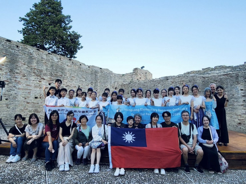 新竹縣興隆國小直笛團暑假赴義大利參加「2024 Nordhorn木笛音樂節」，獲得第1名的佳績。（興隆國小提供）
