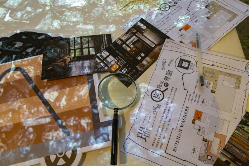 答對10題學習單即可至服務台兌換整煤廠限量明信片，留下美好紀念。（新北市觀旅局提供）