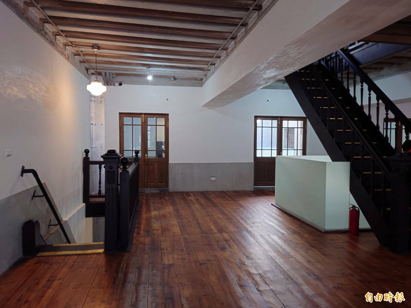 原五福商店保留優美的古早木扶梯。（記者洪瑞琴攝）