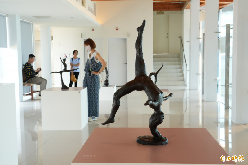 蒲添生以1988年奧運體操選手為靈感創作，嘉美館搭上巴黎奧運熱潮舉辦蒲添生《運動系列》雕塑展。（記者王善嬿攝）