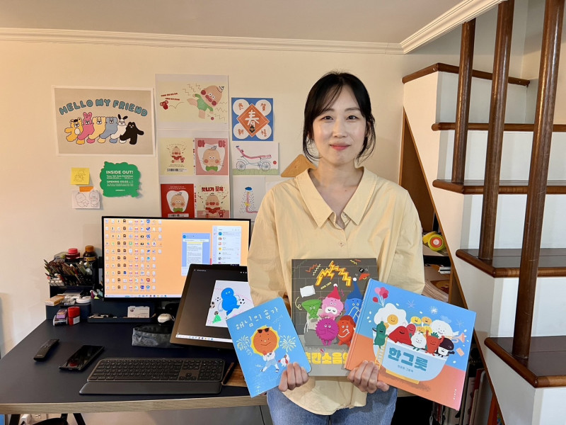 南韓知名兒童繪本作家卞貞元，獲得移民署築夢計畫補助，利用觸控液晶繪圖螢幕將作品傳變成數位繪圖，並以AR呈現。（記者吳昇儒翻攝）