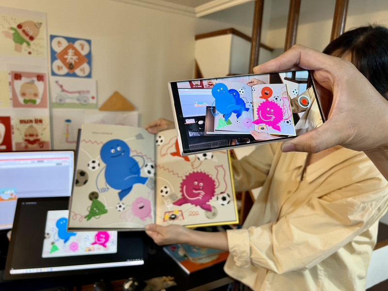 卞貞元將繪本作品提升為AR互動體驗，讓讀者能感受動態的樂趣。（記者吳昇儒翻攝）
