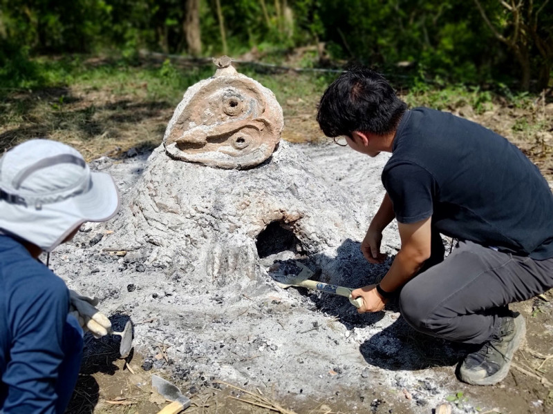 左鎮草山野燒營的參與者，運用在地的白堊土創作陶器作品，並留下草鴞窯、穿山甲窯2座藝術裝置。 （左鎮區公所提供）