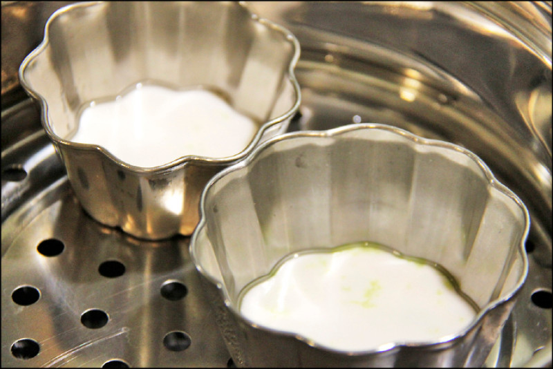 粉漿一層蒸完、再倒另一層，就會呈現不同色層。