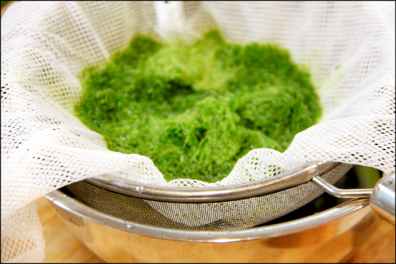 香蘭葉加水打勻，濾出備用。