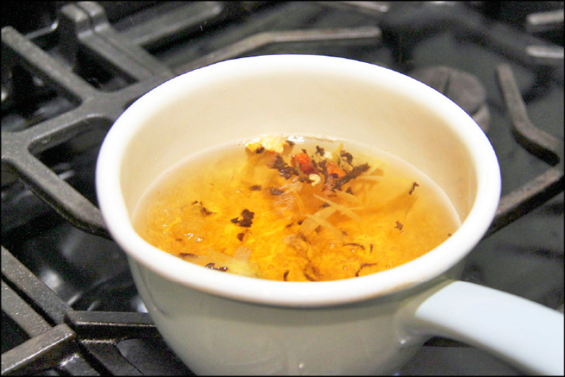 花草茶煮好，再放入煮好的蘆薈丁。