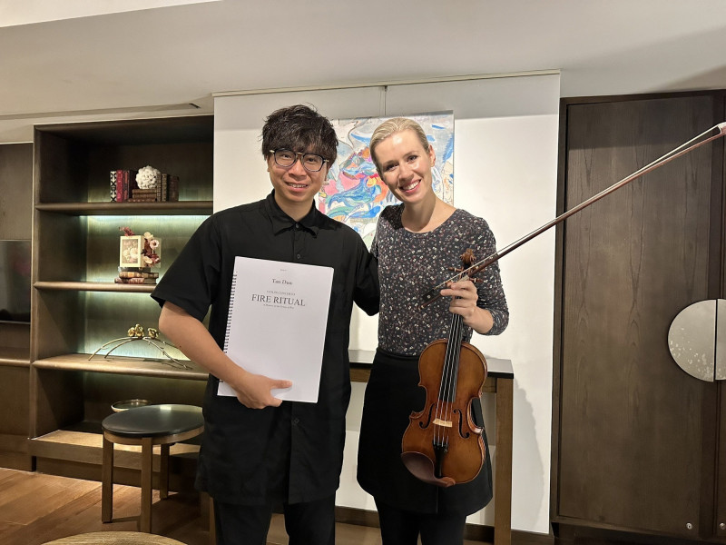 指揮家黃佳俊與小提琴家荷姆欣將在台灣首演譚盾《火祭》小提琴協奏曲。（TSO提供）