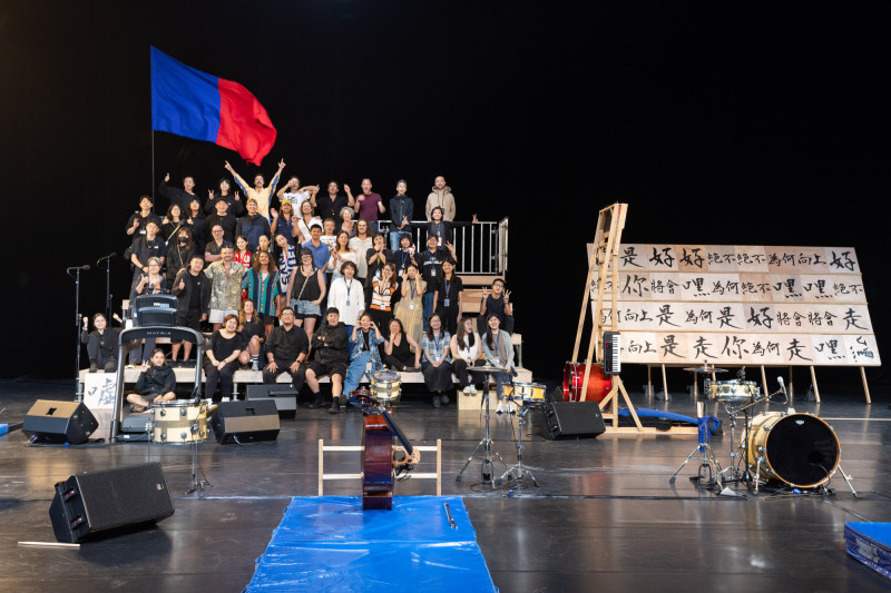 雖然受到寧波港爆炸事件影響，但演出團隊隨機應變，在台灣重新布置道具與佈景，讓表演能如期演出。（北藝中心提供）