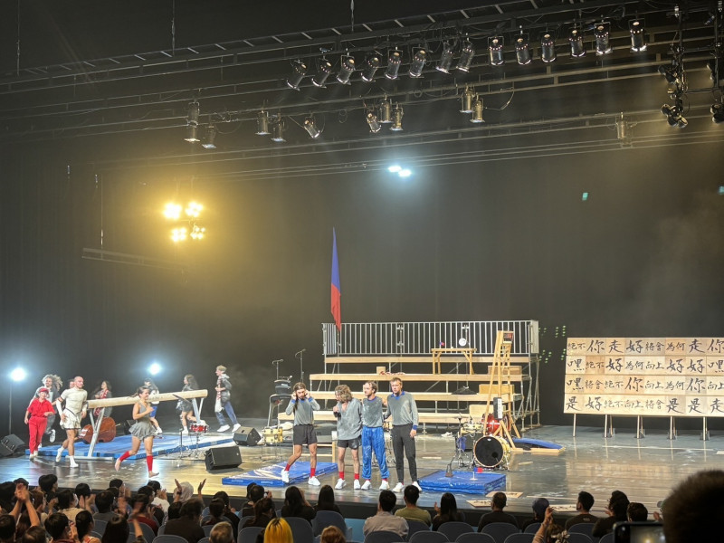 《一路到底》演出結束後，觀眾掌聲不斷，演員再從幕後出來謝幕。（記者董柏攝）