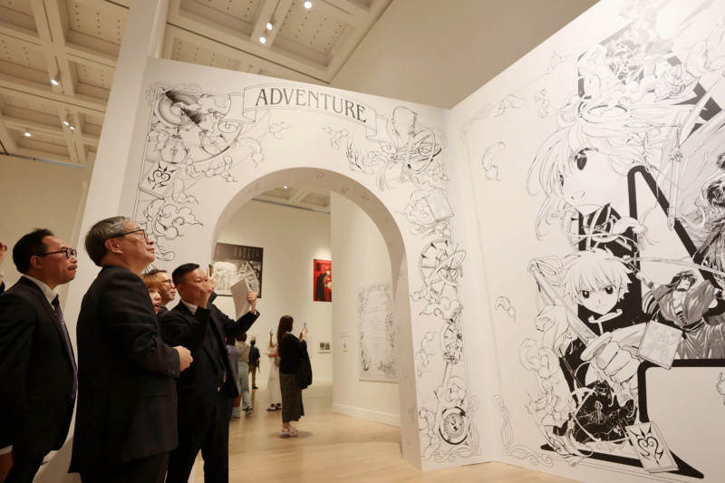 文化部長李遠（左2）赴日首日拜會日本國立新美術館，參觀CLAMP 35週年展。（駐日台灣文化中心提供）