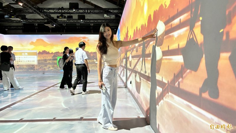 台南官田區隆田文化資產教育園區地景劇場升級成AI互動影音沉浸式劇場，片長約12分鐘，帶觀眾了解隆田文資園區昔日四鐵共構的歷史。（記者楊金城攝）