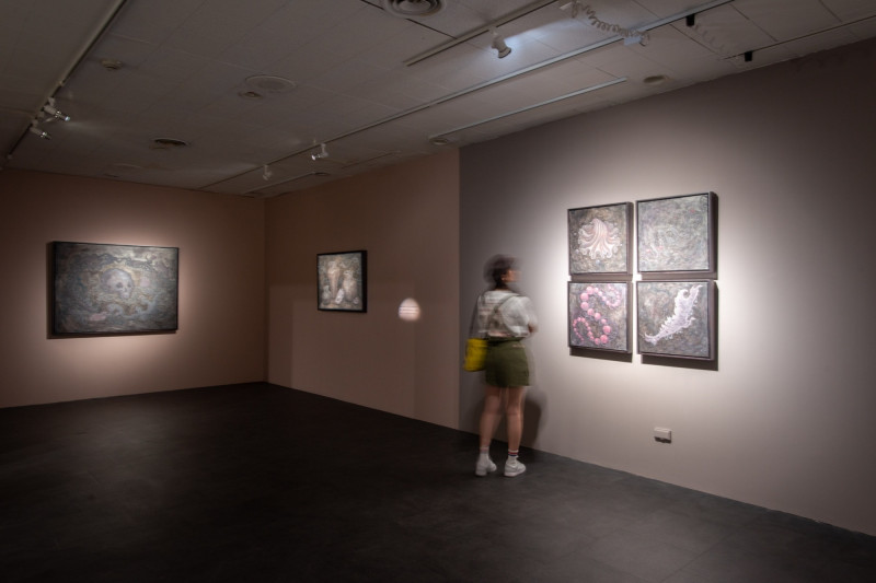 藝術家陳絲穎以綿延細膩的繪畫筆觸，創造出富饒卻神秘的異想世界。（高美館提供）