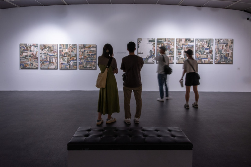 藝術家江凱群以考古出土玉器為靈感，轉化為線條簡潔、輪廓幾何的馬賽克和複合媒材作。（高美館提供）