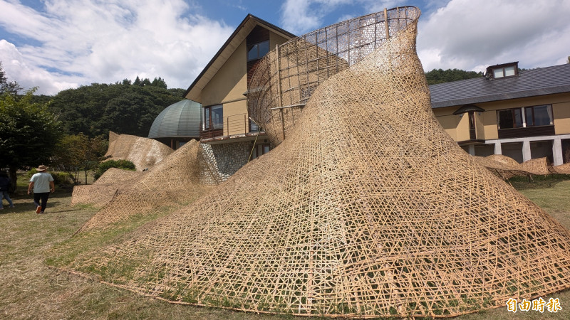 游文富作品〈竹波〉，發揮竹篾的柔韌特性，作出風與波浪的感覺。（記者林翠儀攝）