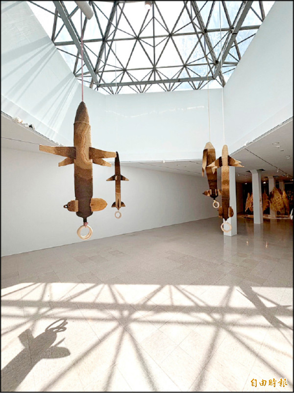 羅懿君〈蔗渣飛彈〉甘蔗渣、菸草、硫磺粉、竹筌，2024。（記者董柏廷攝）