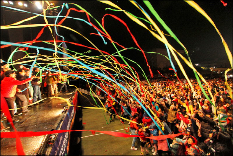 紙風車第1輪鄉鎮市區兒童藝術工程巡演，於2011年在新北市萬里區完成。（紙風車提供）