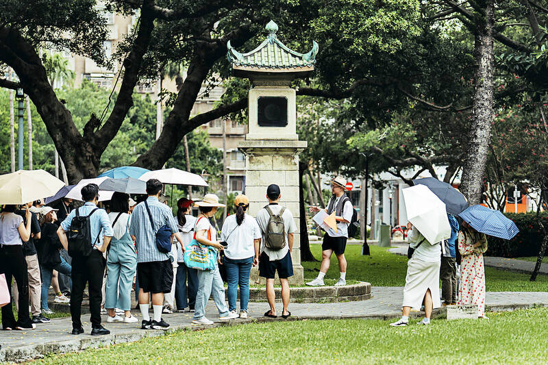 《Relight+遊》帶領參加者在台中舊城區進行穿越時空之旅。（林峻永攝）