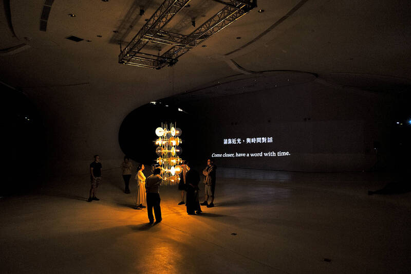 《Relight+夢》以鑲嵌玻璃燈打造互動裝置。（李雨軒攝）