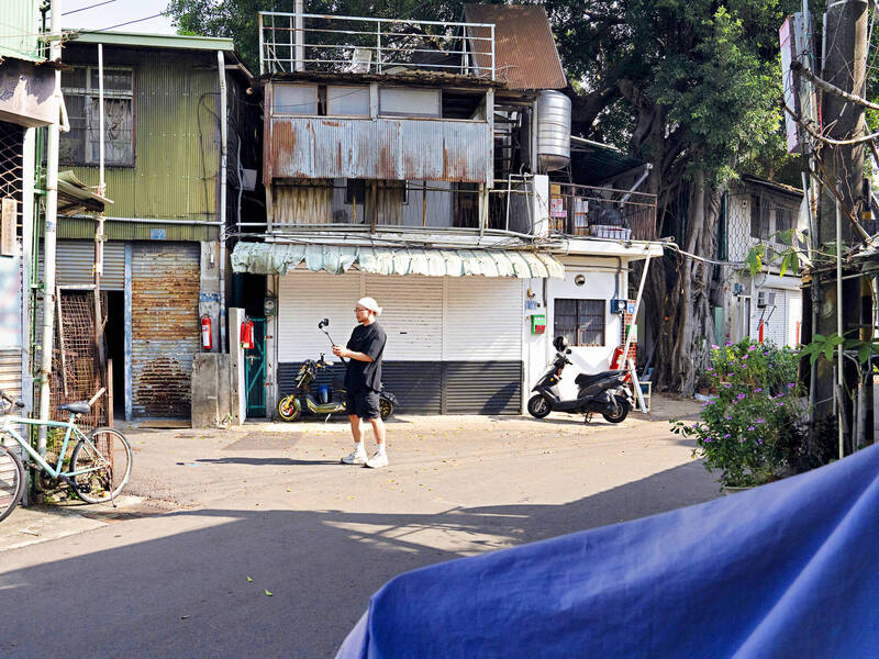 張博傑在歌劇院駐館期間，經常在台中老城區遊走田調。（黃于馨攝）