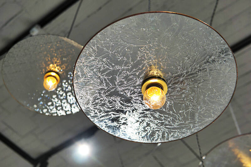 張博傑成立「真真鑲嵌玻璃研究所」，以純手工製作燈器。（千北人攝）