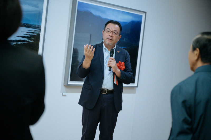 沈昭良親自導覽說明展出作品。（林軒朗攝，也趣藝廊提供）
