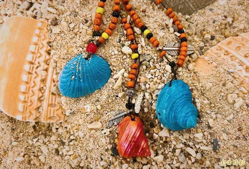 響應「世界動物日」特別推出「史前工藝師-貝殼項鍊」DIY活動。（記者羅國嘉攝）