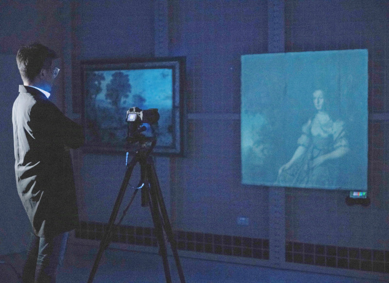 奇美博物館透過科學檢測，尋找具有參考價值的文物資訊，圖為紫外螢光的運用。（奇美博物館提供）