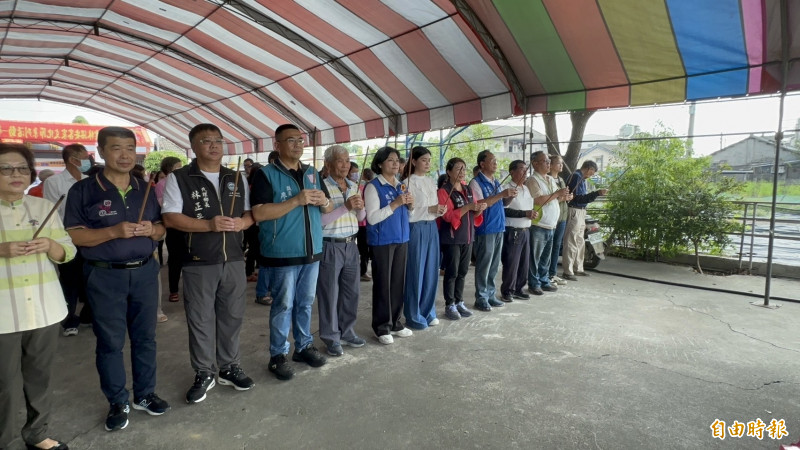 雲林二崙「溪王祭」今早登場，上百人齊聚在觀音面前拜溪王。（記者李文德攝）