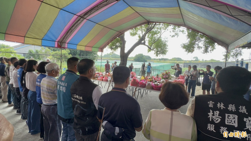 雲林二崙「溪王祭」今早登場，上百人齊聚在觀音面前拜溪王。（記者李文德攝）